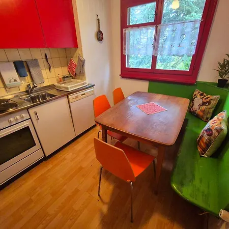 Casa Uno Heimeliges Mitten In سبيز